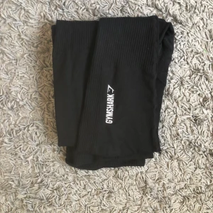 Gymshark tights - Väldigt bekväma och knappt använda. Frakt: 44kr. Lägg bud i kommentarerna, som slutar imon kl. 17 