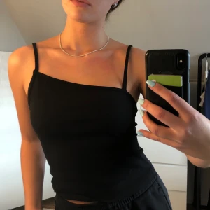 Svart snedskuret linne🐾🐾 - As snyggt linne från Nelly, den va mycket längre förut så jag har klippt den kortare. Säljer pga används ej🍃🍃🍃