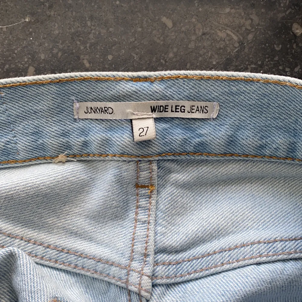 As snygga vida jeans från junkyard, säljer på grund av att dom inte kommer till användning. Budgivningen avslutas på fredag, högsta bud får dom!🥳 frakten ingår inte i priset, den ligger ungefär på 65 kr❣️ högsta bud just nu:265  plus frakt🤩 budgivningen avslutas på fredag kl 23. Jeans & Byxor.