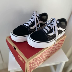 Vans old skool platform black/white - Säljer mina Vans pga fel storlek. Använda en del men i mycket bra skick. Väldigt bekväma. Köpta på bubbleroom för 849 kr för några månader sedan. Pris kan diskuteras😊🦄 (kan fraktas eller mötas upp i Uddevalla) skriv för mer info/bilder💕