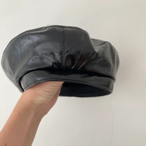 Basker i lack material  - Fin basker i lack material från ASOS! Kommer inte till användning på mig tyvärr. Priset är inklusive frakt 🌞