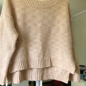 Stickad tröja - Tröja från monki, storlek XS/S. Pris går självklart att diskutera men frakt tillkommer!