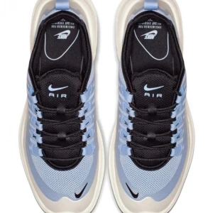 NIKE AIR MAX AXIS 🤩 - Svin coola träningsskor från Nike💕 Inte mycket använda men kommer tvättas innan köp:) storlek 41 men skulle säga 40/41 då jag vanligtvis har storlek 40💕Om du är intresserad hör gärna av dig och lägg bud 🤩