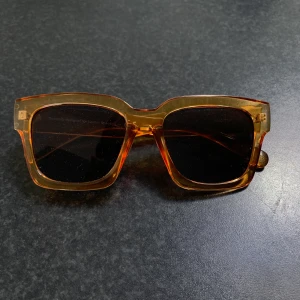 Solglasögon  - Chimi liknande solglasögon. Extremt snygga o passar till allt