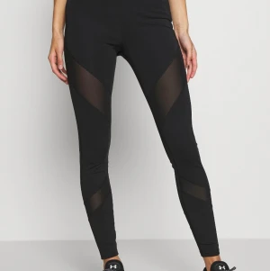 Träningstights  - Träningstights från even&odd. Slutsålda/ detta mönster har slutat säljas.  Använd fåtal gånger. Elastiskt material som inte är tyg utan träningsmaterial.  