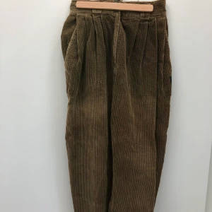 Vintage manchesterbyxor från Parik - De här är köpta i en liten vintage butik i Paris och är från 70talet. Så fin grön färg tyvärr för små dock. Köparen står för frakt :)