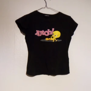 Looney Tunes - Topp från Only, med Tweety från Looney Tunes som tryck. Köpt på secondhand, använd ett par gånger av mig. Fint skick. 2000-tal. Möjligen liten i storlek.