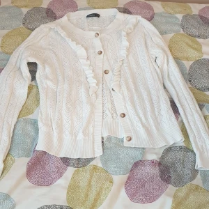 Vit kofta - En vit stickad kofta