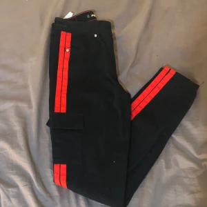 Tighta cargo pants - Desks superfina byxor med röda detaljer, storlek S, fint skick