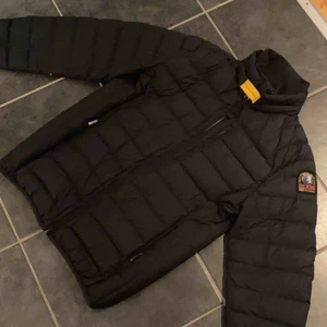  - Jacka från parajumper i storlek S, nyskick och har bara legat i garderoben de senaste året nypris 3500