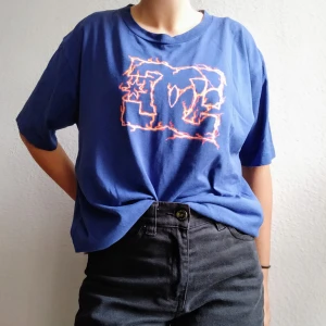 Blå DC Tröja Med flames - Cool Blå DC Tröja med Flames. Inte använd mycket och i fint skick. Säljer då den inte används. Kontakta mig gärna om du är intresserad eller har frågor ☺️