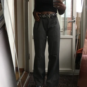 Grå-randiga brallor - Dessa assköna och snygga byxor💓✨💞supersnygga men kommer inte till användning så känner att nån annan kan få användning av dom🥰