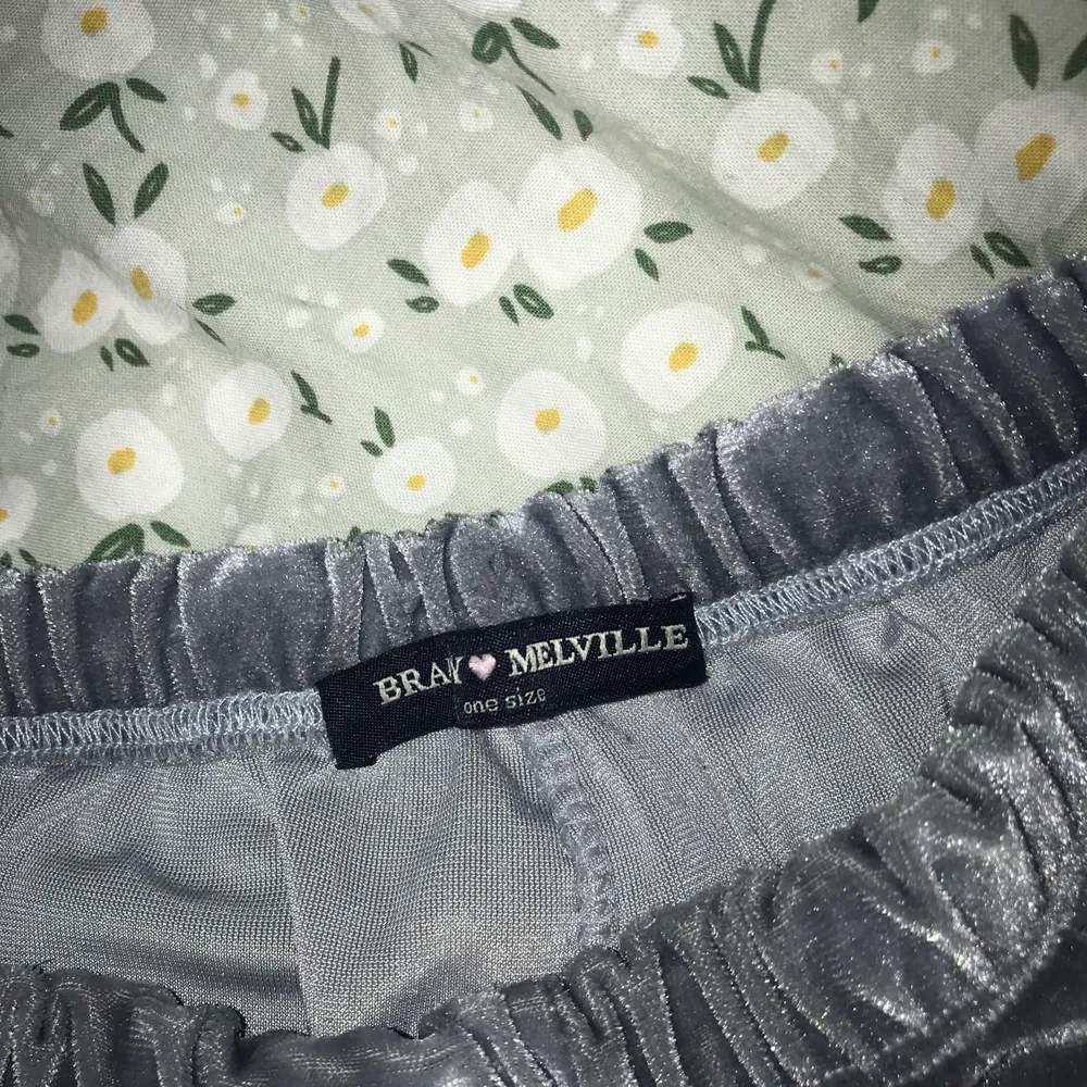 tre par pyjamasshorts! blå är från brandy melville, röda vet ej och rosa från new yorker. de 2 första är one size och de rosa är s men skulle säga att alla är mellan xs-s. 80kr för alla 3+ frakt 💗. Shorts.