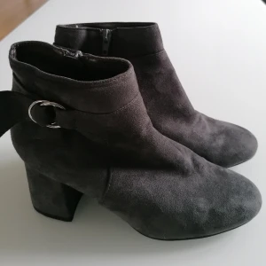 Stövletter  - Nya grå stövletter strl. 38