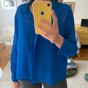 Skjorta- Weekday - Aldrig använd skjorta från Weekday! Supercool blå färg.