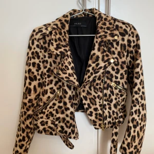 Bikerjacka - Suuuperfin kortare bikerjacka i leopardmönster från Zara. 🐆 Strl L men liten i storleken så passar mer en S/M. Säljes för 200kr!