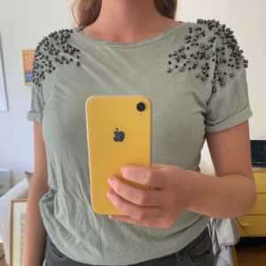 T-shirt: Religion - Supercool t-shirt med egen touch från Religion. Aldrig använd.