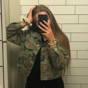 camo jeansjacka från gina tricot  - kort jeansjacka från gina tricot, storlek S, frakt ingår nt o pris kan diskuteras 💜