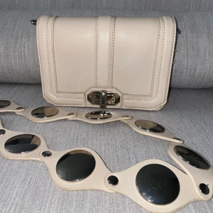 Väska!! - Väska från ginatricot, säljes pga brist på användning, i god skick, fin beige färg och känner att andra kan har nytta av den mer än mig 