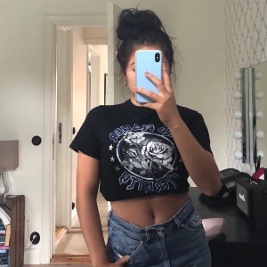 T-shirt m tryck - Som ny, snygg att ha över understället när man åker skidor eller bara som en snygg t-shirt till jeans 