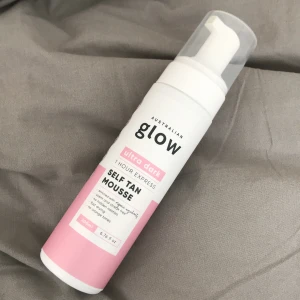 Australian Glow One Hour Self Tan 200 ml - Säljer min oöppnade BUS då de skickade fel färg till mig. Detta märket är sjukt bra och blir otroligt naturligt! ”En ultralätt mousse som lämnar dig med den mörkaste naturliga solbrännan du någonsin haft. Helt utan den typiska brun utan sol-doften.” 