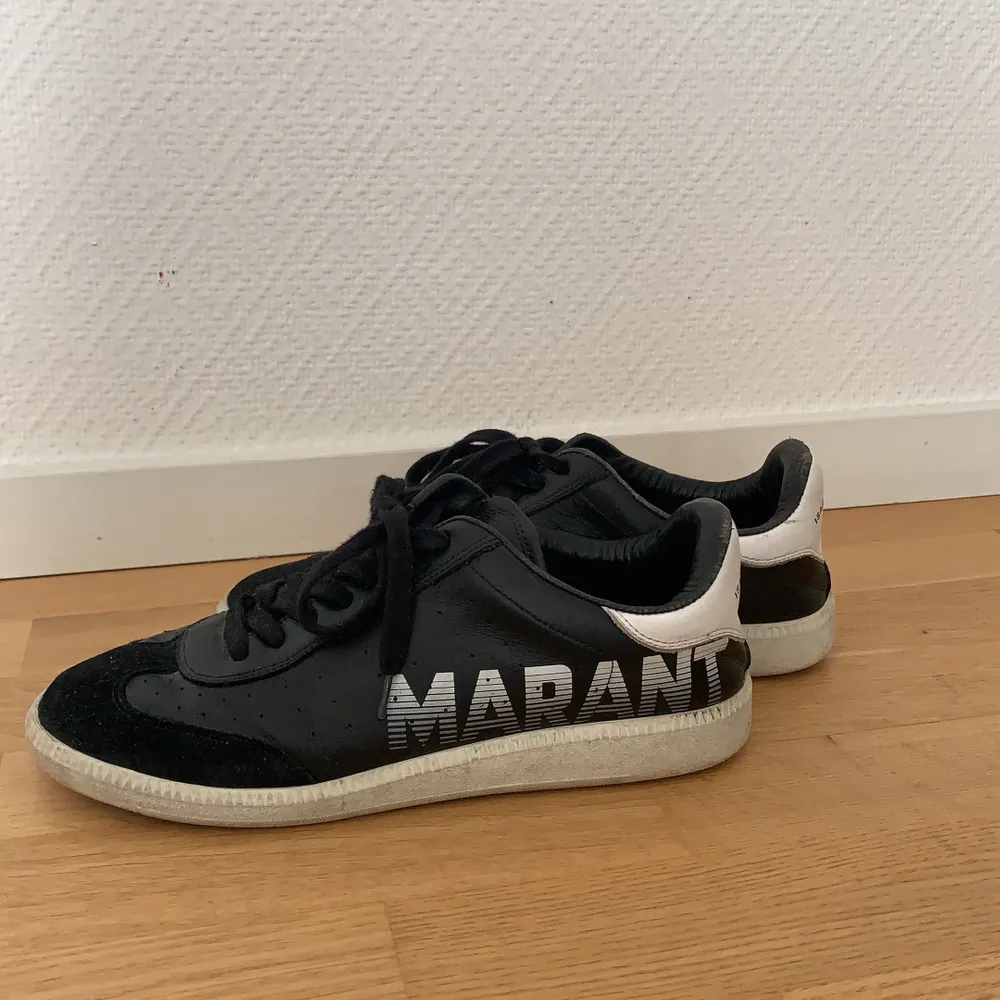 Dessa Isabel Marant sneakers i strl 39 säljes pga att de inte kommer till användning längre. Jag har använt dem en del men är ändå i väldigt bra skick. Inköpta på NK i Göteborg för ca 2 år sedan för 3 499 kr. Pris kan diskuteras vid snabb affär!😇. Skor.