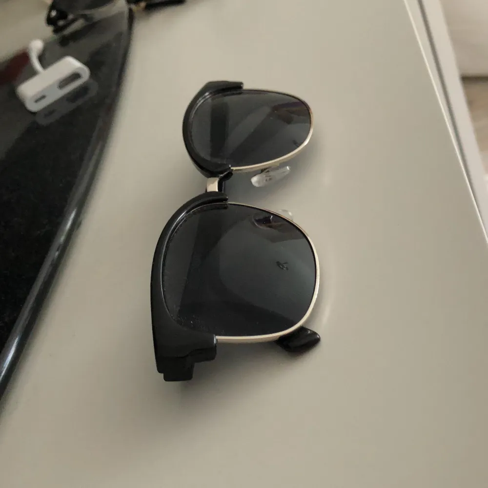 Svarta solglasögon med silver detaljer . Accessoarer.