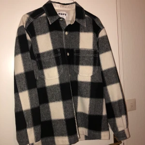 Hope Flanell Overshirt/Jacka - Jacka/overshirt fr HOPE. Skickar gladeligen fler bilder. Meet up i Sthlm eller fraktas som köparen står för. Cond 7-8/10. Använd i några månader. Passar en M också. 