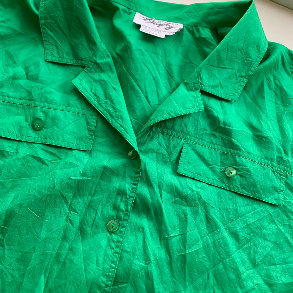 Asball, lite oversized grön skjorta köpt här på Plick. Säljes då den tyvärr inte kommit till användning. Tredje bilden visar färgen bäst💫. Skjortor.
