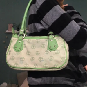 Miniväska!👜 - En jättesöt grön väska med silverdetaljer, perfekt storlek för att få plats med allt som behövs och en liten ficka på insidan. Skriv till mig för flera bilder/ pris kan diskuteras!💚