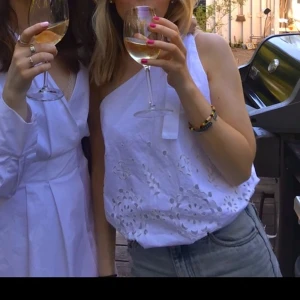 Vit topp från zara - Så populär och slutsåld topp från zara. Knappt använd!💗💗