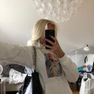 En vit snygg hoodie från the cool elephant med ett färgglatt tryck på framsidan. 💜💘 storlek xs