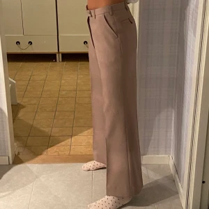 Kostymbyxor  - Ett par skitsnygga lågmidjade kostymbyxor som tyvärr är för stora för mig i midjan och för korta. Jag är 178, det står ej hur stora dem är men jag gissar på att de är 30 eller större i midjan 