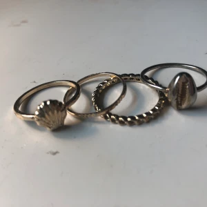 Smycken storlek M - Ringar från H&M. Bara använt en gång. 15kr per ring✨
