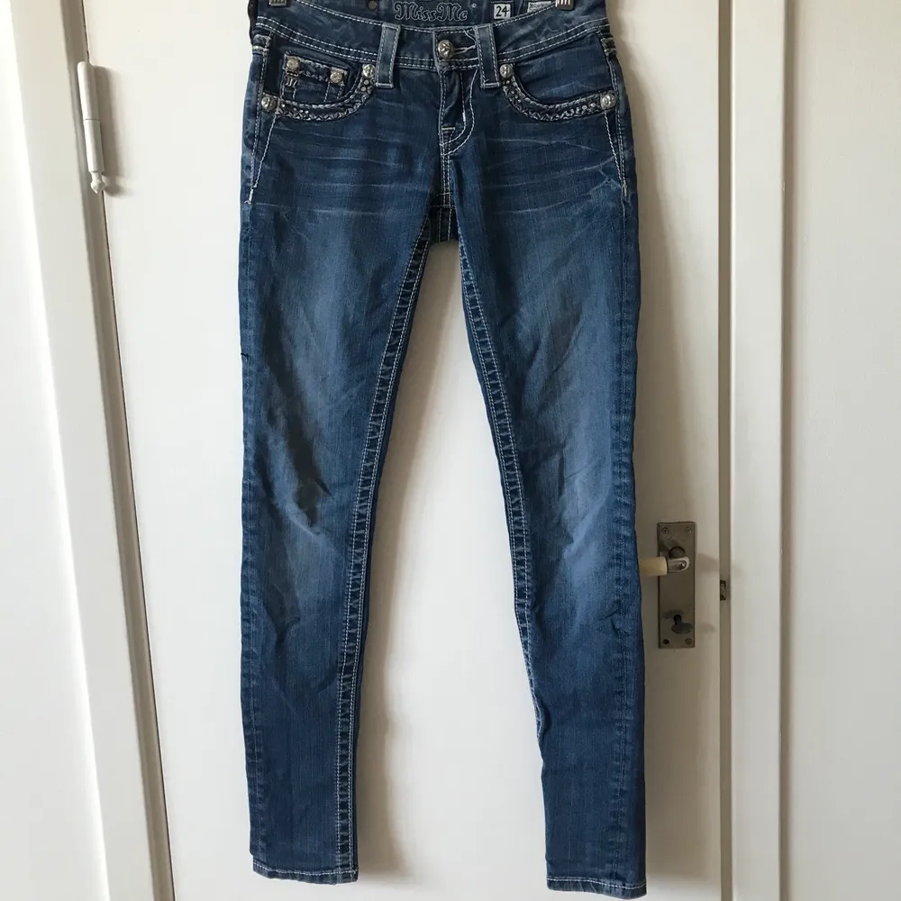 MissMe jeans storlek 24, en av de finaste och skönaste  jeansen jag ägt. Hade gärna visat de på men får tyvärr inte de över rumpan längre :( kom med bud , inget pris satt. Jeans & Byxor.
