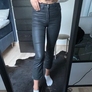 Kick flare byxor  - Super snygga kick flare byxor från Ginatricot men som tyvärr är för små för mig :( jag är ca 173 cm lång. Frakt tillkommer och pris kan diskuteras:)