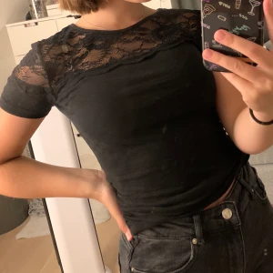 Spets t-shirt - Söt t-shirt med spets som inte kommer till användning längre💕