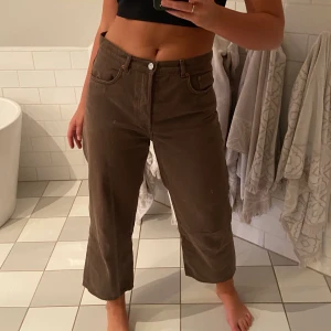 Storiesjeans - Bruna lite kortare boyfriendjeans från & Other Stories. Skönaste jeansen som finns!!! Är 31or!
