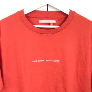 Boxy t-shirt - Supersnygg lagom boxy t-shirt! Aldrig använd! Oversized för mig som är strl M. Hör gärna av dig om du är intresserad! Budgivning om fler är intresserade! 