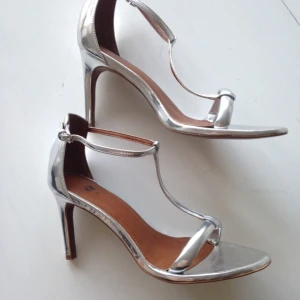  - Silvriga sandaletter från HM. Väldigt bra skick, använda en gång på bröllop. Säljs nu då de ej går ihop med min stil i övrigt