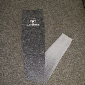 Just strong  - Ett par tights ifrån Just strong som är i storlek xxs/xs men de är väldigt stretchiga! Jag brukar ha S på mina tights i vanliga fall. Väldigt bra skick.   Pris diskuteras 