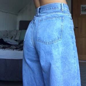 Super trendiga jeans med en jätte snygg passform🤩🤩💞 De är i super bra skick då de bara är använda ca 2 ggr. De är i storlek 36 men passar nog på en 38 också☺️ Möts upp i uppsala och fraktar💕💕 Priset går att disskutera😌 (Inte lika blåa i verkligheten)