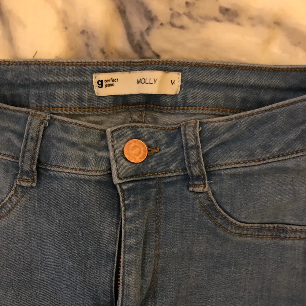 Jeans från Gina tricot och lager 157 fint skick, dom är inte uttänjda i baken,  50 kr styck, köparen står för frakten🥰. Jeans & Byxor.
