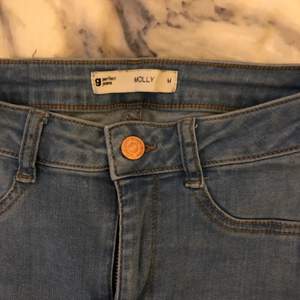 Jeans från Gina tricot och lager 157 fint skick, dom är inte uttänjda i baken,  50 kr styck, köparen står för frakten🥰