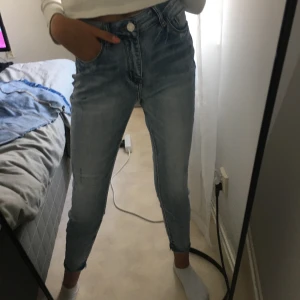 Fina blå jeans - Fina jeans i storlek W28 men skulle säga att dem sitter som en S eller Xs. Fint skick💕Säljes då dem inte kommer till användning. Säljer för 55 kronor +frakt eller bud.