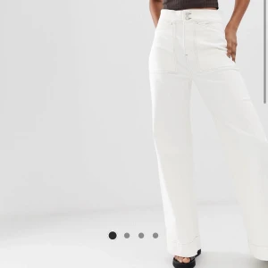 Weekday vida byxor  - Säljer mina arbetarbyxor från weekday pga de har blivit för små. Är 169 cm och de är lagom längd för mig! Tyvärr har de fått tre mystiska fläckar men det är knappt man ens ser de i dagsljus (se bild 3). Men därav det billigare priset. Nypris var 500 kr. 