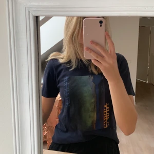 T-shirt Carin Wester  - Snygg t-shirt från Carin Wester. Trycket är lite slitet men inget som syns om man inte kollar noga:)