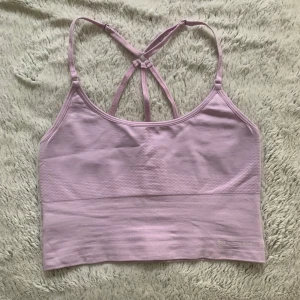 Better bodies top - Sport bh/topp från Better Bodies, finns inte längre på att köpa på shoppen. Köpte fel storlek, så bara använd 1 gång. Frakt 42kr.
