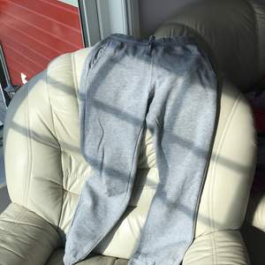 Vanliga gråa mjukis byxor, Storlek 146/152, använd några gånger , bra skick :) 