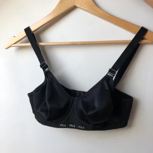 Fila sport-bh  - Några år gammal men knappt använd då den inte passar mig så bra. Frakt ingår inte i priset